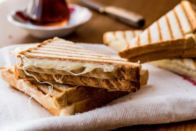 Ile jeden tost ma kalorii? Zaskakujące różnice w kaloryczności