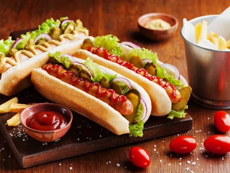Ile kalorii ma hot dog? Zaskakujące różnice w kaloryczności!